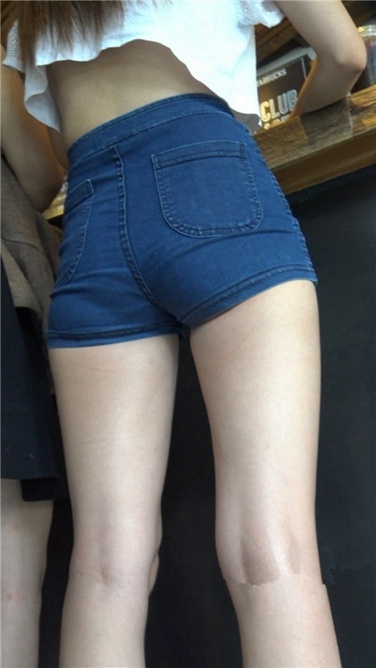 4K超清！咖啡店里的极品白嫩长腿热裤美眉[MP4/4.4GB]