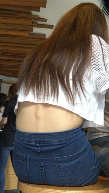 4K超清！咖啡店里的极品白嫩长腿热裤美眉[MP4/4.4GB]