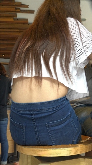 4K超清！咖啡店里的极品白嫩长腿热裤美眉[MP4/4.4GB]