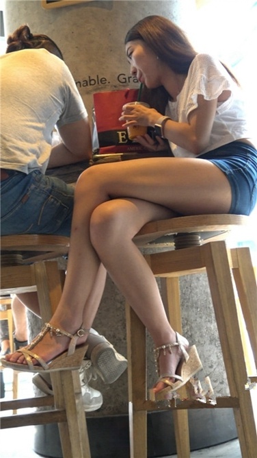 4K超清！咖啡店里的极品白嫩长腿热裤美眉[MP4/4.4GB]