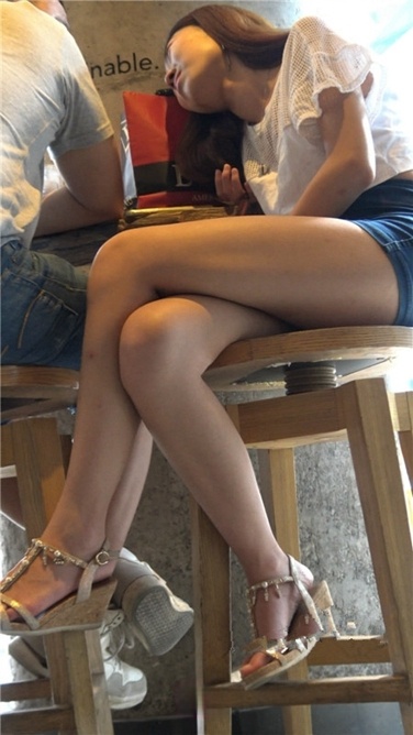 4K超清！咖啡店里的极品白嫩长腿热裤美眉[MP4/4.4GB]