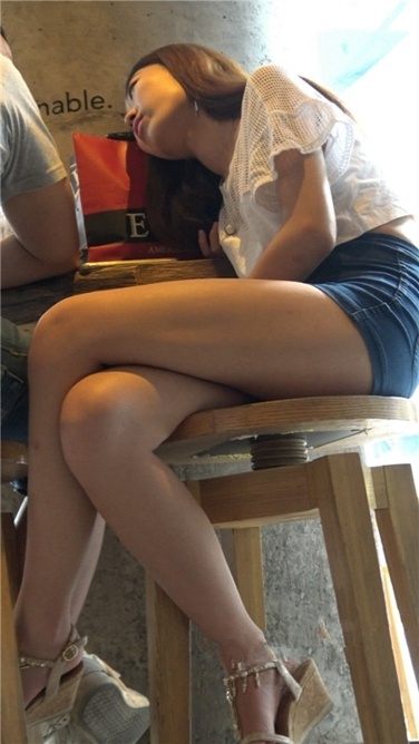 4K超清！咖啡店里的极品白嫩长腿热裤美眉[MP4/4.4GB]