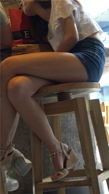 4K超清！咖啡店里的极品白嫩长腿热裤美眉[MP4/4.4GB]