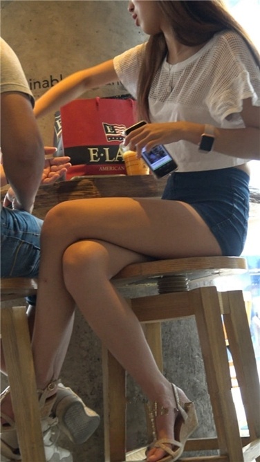 4K超清！咖啡店里的极品白嫩长腿热裤美眉[MP4/4.4GB]