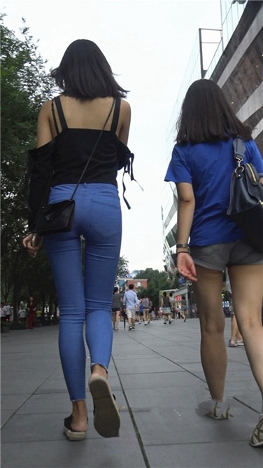 4K超清！紧身蓝牛长腿MM[MP4/1GB]