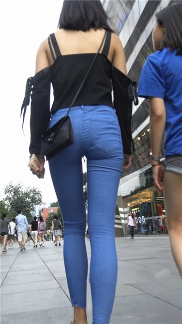 4K超清！紧身蓝牛长腿MM[MP4/1GB]