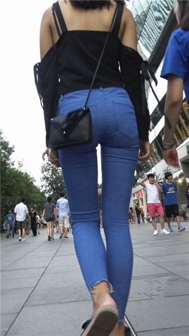 4K超清！紧身蓝牛长腿MM[MP4/1GB]