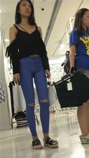 4K超清！紧身蓝牛长腿MM[MP4/1GB]