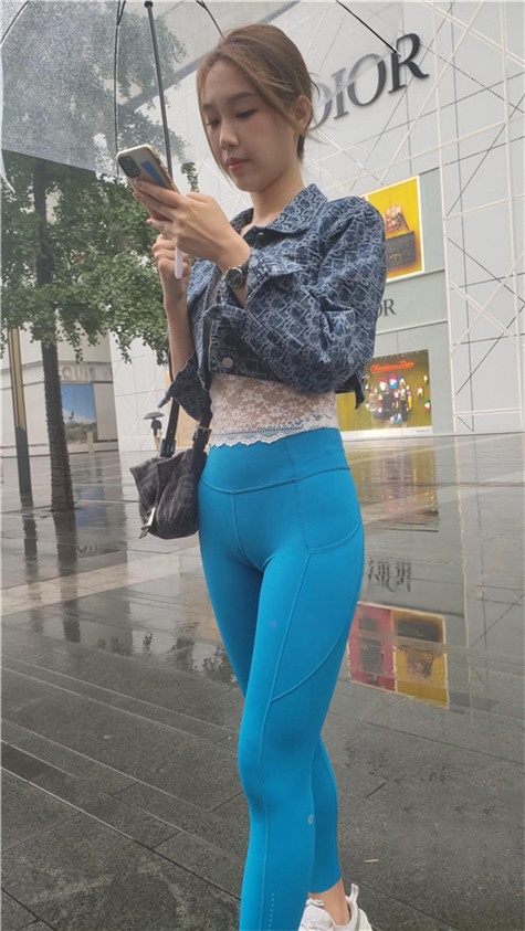 （视频）心爱的蓝色瑜伽裤女孩 [13.28G/MP4]