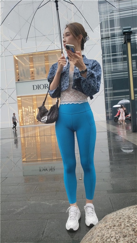 （视频）心爱的蓝色瑜伽裤女孩 [13.28G/MP4]