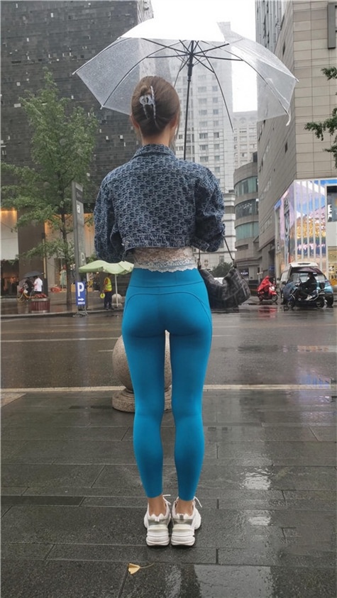 （视频）心爱的蓝色瑜伽裤女孩 [13.28G/MP4]