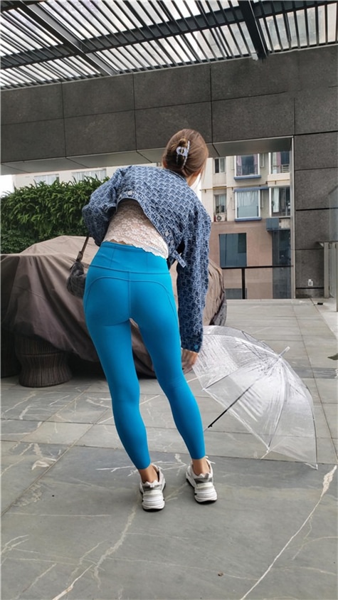 （视频）心爱的蓝色瑜伽裤女孩 [13.28G/MP4]