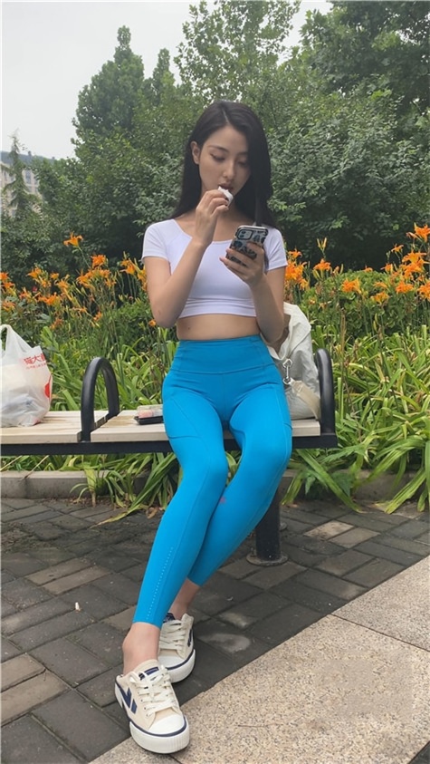 （视频）蓝色瑜伽裤美女 [9.36G/MP4]