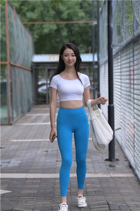 （套图一）蓝色瑜伽裤美女 (360P)[7.51G/JPG]