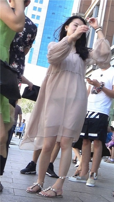 超xinggan透明长纱裙美女~内内清晰可见[MP4/298MB]