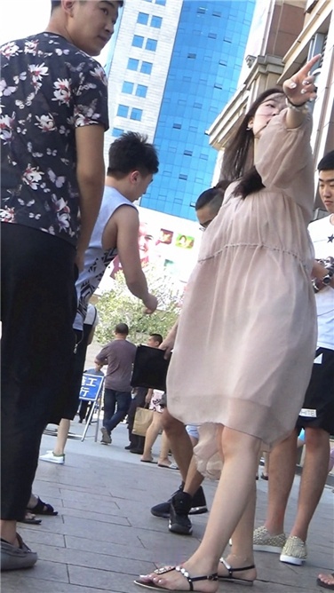 超xinggan透明长纱裙美女~内内清晰可见[MP4/298MB]