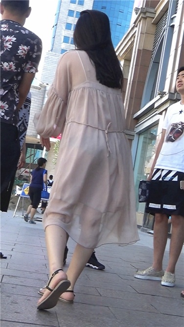 超xinggan透明长纱裙美女~内内清晰可见[MP4/298MB]