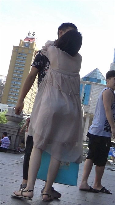 超xinggan透明长纱裙美女~内内清晰可见[MP4/298MB]