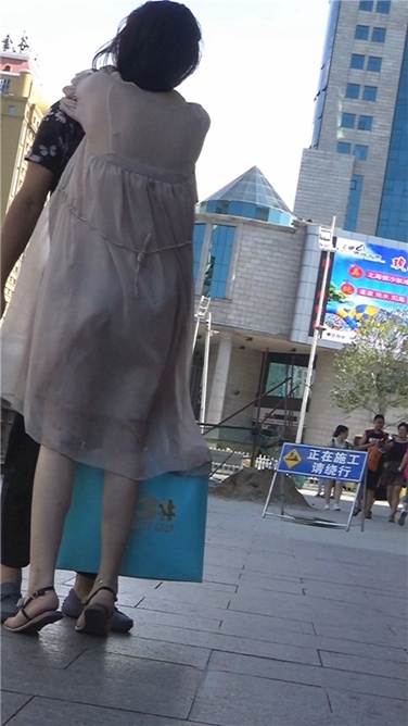 超xinggan透明长纱裙美女~内内清晰可见[MP4/298MB]