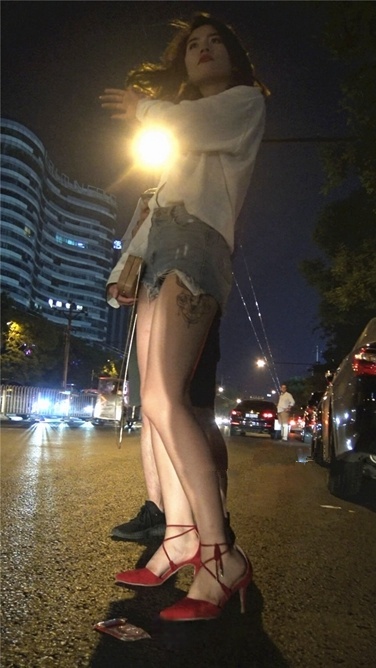 4K超清视频！斑斓夜色中的红色高跟鞋[MP4/1.2GB]