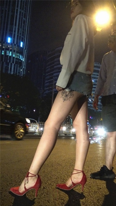 4K超清视频！斑斓夜色中的红色高跟鞋[MP4/1.2GB]