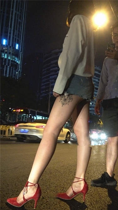 4K超清视频！斑斓夜色中的红色高跟鞋[MP4/1.2GB]