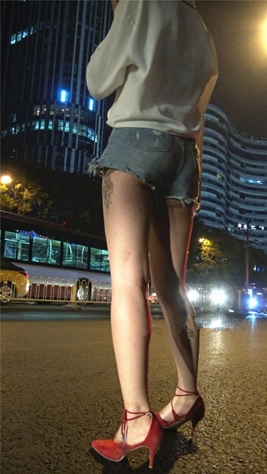 4K超清视频！斑斓夜色中的红色高跟鞋[MP4/1.2GB]