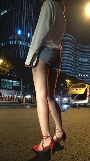 4K超清视频！斑斓夜色中的红色高跟鞋[MP4/1.2GB]