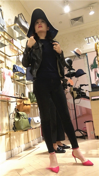 4K超清视频！端庄典雅的紧牛红高跟美MM[MP4/1GB]