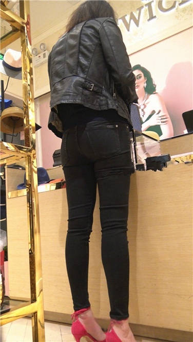 4K超清视频！端庄典雅的紧牛红高跟美MM[MP4/1GB]