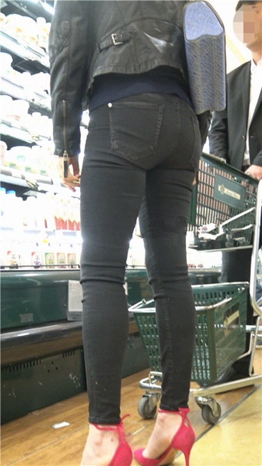 4K超清视频！端庄典雅的紧牛红高跟美MM[MP4/1GB]