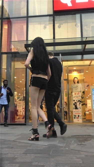 4K超清视频！大长腿小蛮腰超短紧身热裤美女[MP4/1GB]