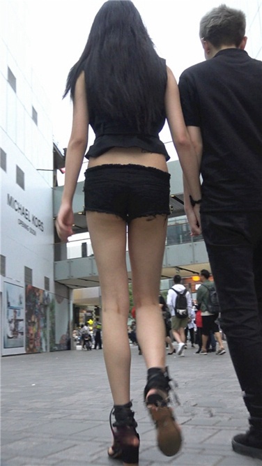 4K超清视频！大长腿小蛮腰超短紧身热裤美女[MP4/1GB]