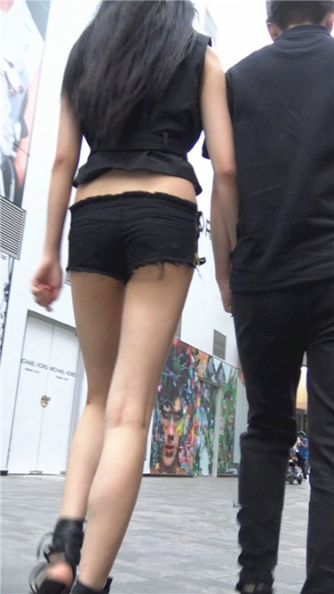 4K超清视频！大长腿小蛮腰超短紧身热裤美女[MP4/1GB]