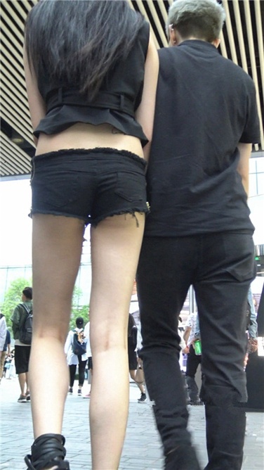 4K超清视频！大长腿小蛮腰超短紧身热裤美女[MP4/1GB]