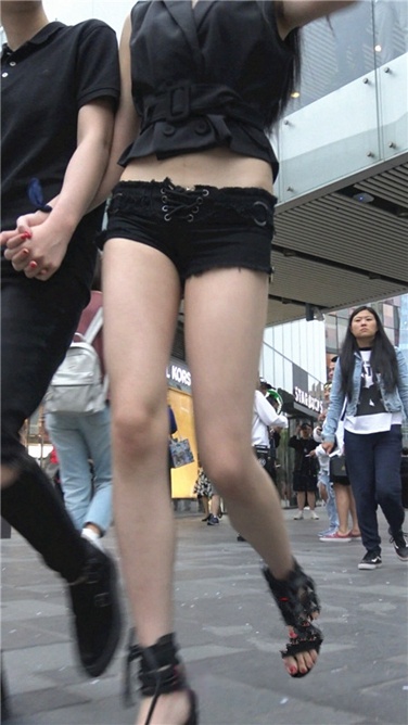 4K超清视频！大长腿小蛮腰超短紧身热裤美女[MP4/1GB]