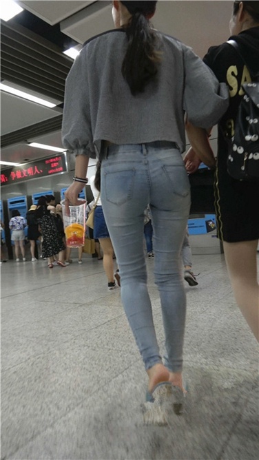 4K高清视频！清秀的极品高跟紧牛宽臀美女[MP4/2GB]