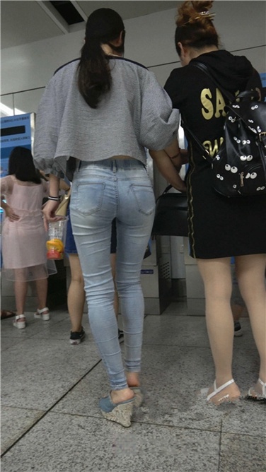 4K高清视频！清秀的极品高跟紧牛宽臀美女[MP4/2GB]