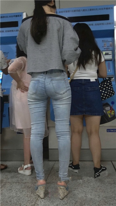 4K高清视频！清秀的极品高跟紧牛宽臀美女[MP4/2GB]