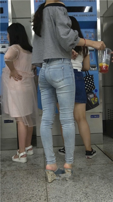 4K高清视频！清秀的极品高跟紧牛宽臀美女[MP4/2GB]