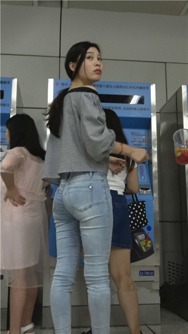 4K高清视频！清秀的极品高跟紧牛宽臀美女[MP4/2GB]