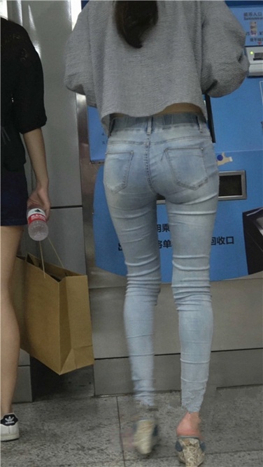 4K高清视频！清秀的极品高跟紧牛宽臀美女[MP4/2GB]