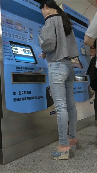 4K高清视频！清秀的极品高跟紧牛宽臀美女[MP4/2GB]