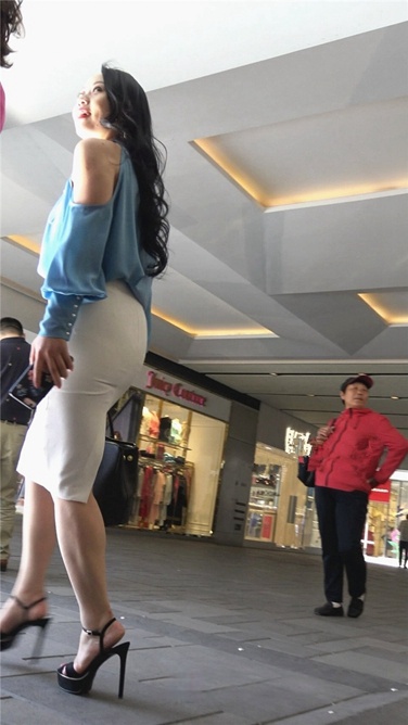 4K超清视频！超长大片-性感开叉白色包屯裙熟女OL[MP4/4GB]