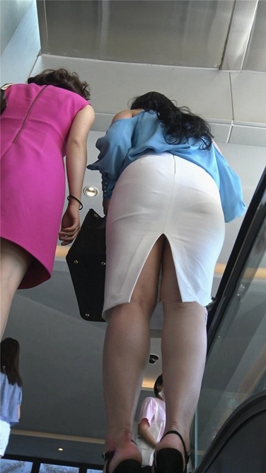 4K超清视频！超长大片-性感开叉白色包屯裙熟女OL[MP4/4GB]