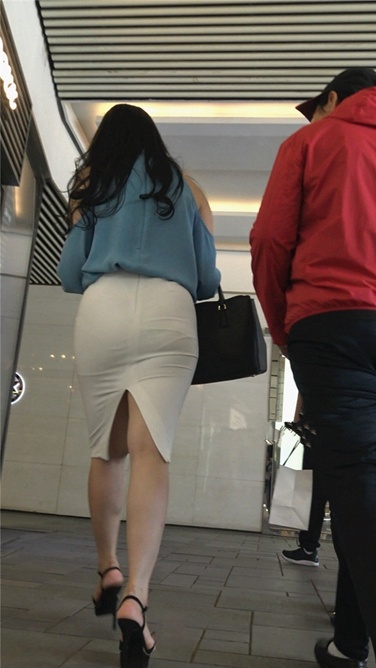 4K超清视频！超长大片-性感开叉白色包屯裙熟女OL[MP4/4GB]