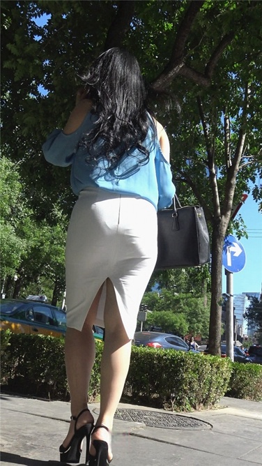 4K超清视频！超长大片-性感开叉白色包屯裙熟女OL[MP4/4GB]