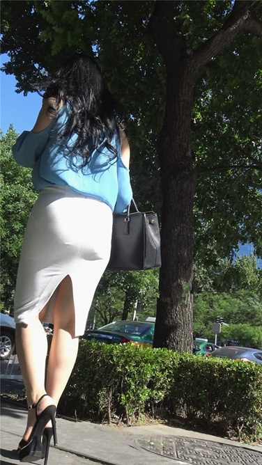 4K超清视频！超长大片-性感开叉白色包屯裙熟女OL[MP4/4GB]