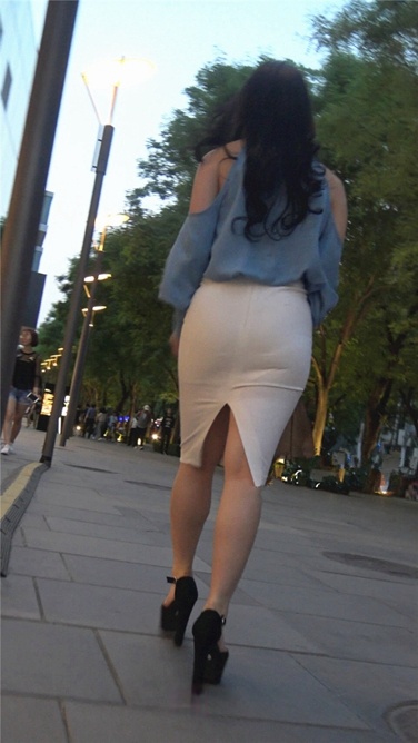 4K超清视频！超长大片-性感开叉白色包屯裙熟女OL[MP4/4GB]