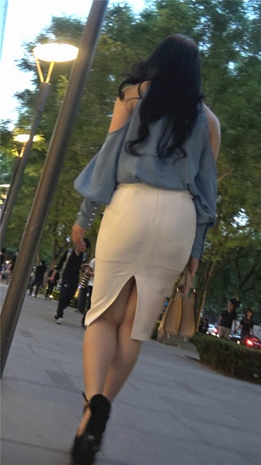 4K超清视频！超长大片-性感开叉白色包屯裙熟女OL[MP4/4GB]